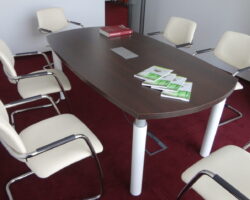 Posėdžių konferencijų stalas ant metalinio karkaso OX
